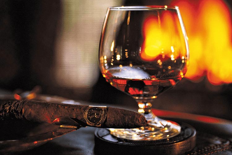 What to Drink With a Cigar